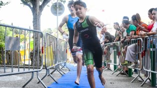 La 9a triatló infantil de l'3scola Katoa consolida l'èxit de l'organització i els participants