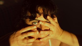 L’Anna Agulló posant per a les fotografies promocionals del seu monòleg “El peix daurat” Fotografies: Núria Gàmiz