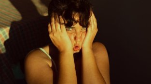 L’Anna Agulló posant per a les fotografies promocionals del seu monòleg “El peix daurat” Fotografies: Núria Gàmiz