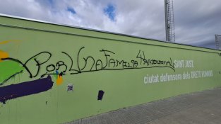 Pintades sobre el mural on s'hi pot llegir la frase "Por una família tradicional". Fotografia: Isaac Santana