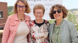 Quima Giménez, membre del Club Literari de l'Ateneu, durant Sant Jordi 2023 als jardins de Can Ginestar