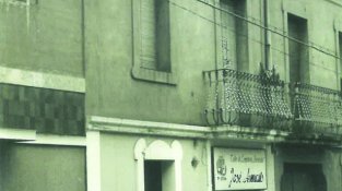 L’abans i ara de la façana de la botiga Asmarats