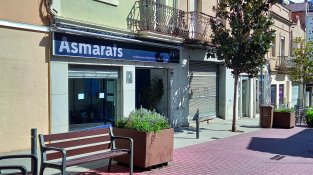 L’abans i ara de la façana de la botiga Asmarats