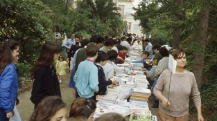 L’èxit de la diada, i la disponibilitat de l’antiga masia per al poble, van dur Sant Jordi a Can Ginestar, on encara prendria més volada.