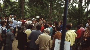 Sant Jordi era literatura, fervor popular... i Xibeques. Al mig de la imatge, Santi Solano es barreja entre el públic.