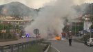 Un autobús en flames bloqueja l'accés a Sant Just Desvern des de la B-23