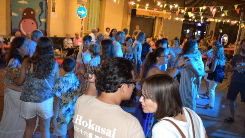 250 persones s'apleguen en un sopar de convivència veïnal, al carrer Bonavista