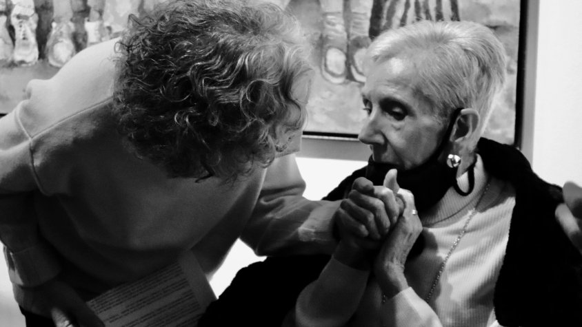 Fotografia: Mireia Redondo (Carme Navarra durant l'exposició 'Mirades' al Celler de Can Ginestar, gener 2022)