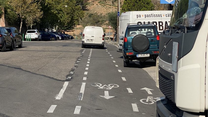 Carrli bici al seu pas pel polígon industrial de Sant Just Desvern (carrer Joan Ramon Jiménez)