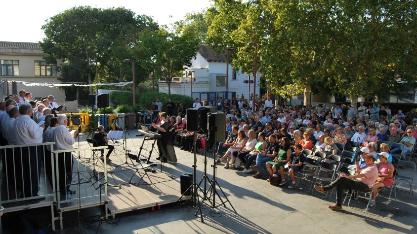 La plaça Malaret plena de gom a gom durant el concert