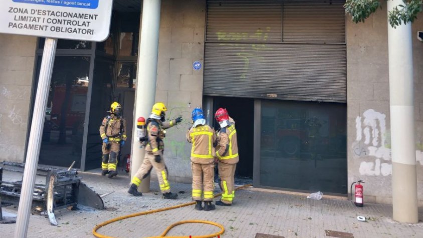 Incendi controlat a una planta baixa del carrer Salvador Espriu